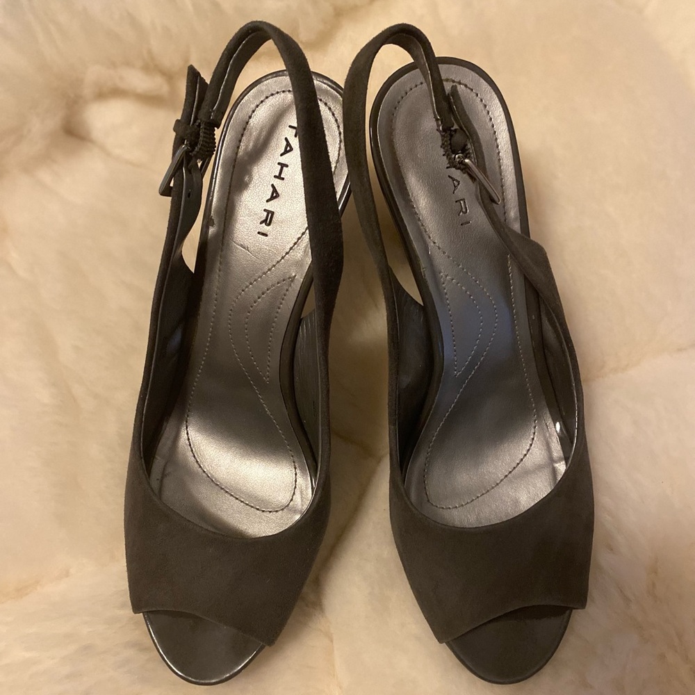 TAHARI Si Senor Elephant Grey Slingback Pumps